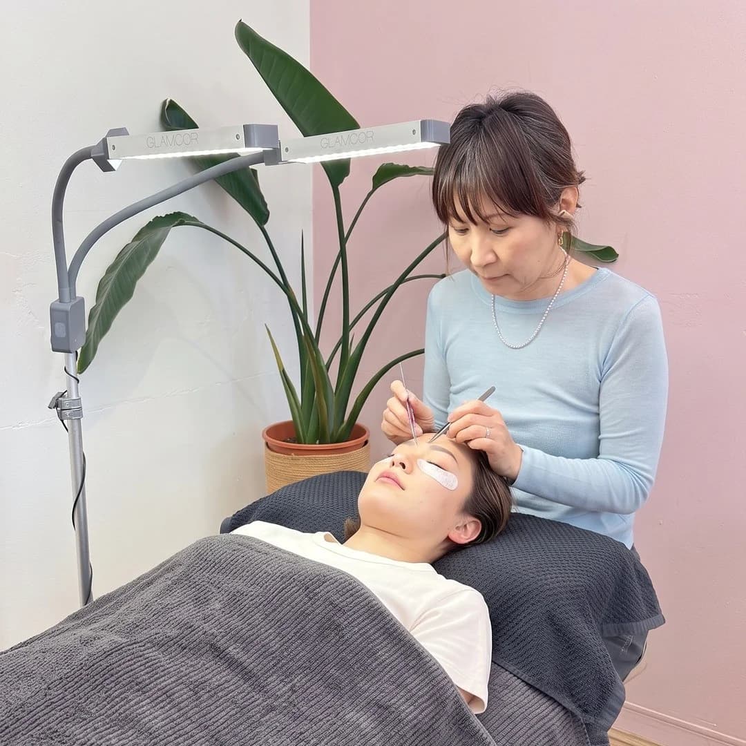 Jay applying eyelash extensions to a client at Jay Lash and Brow in St Ives